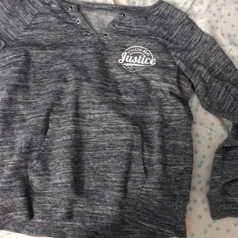 gray sweat shirt